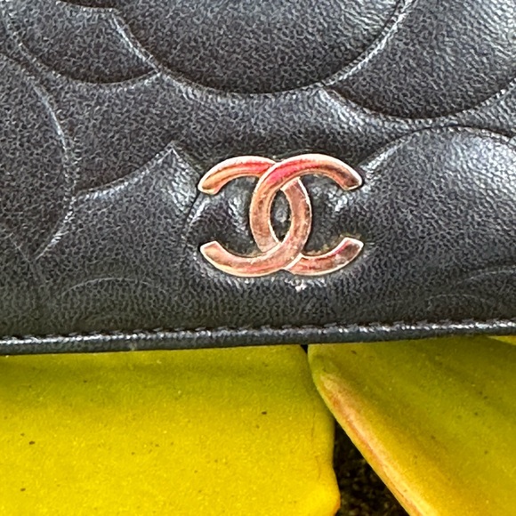 CHANEL CAMELLIA FLORAL LAMB SKIN WALLET GUC  BLACK GREY INTERIOR - Picture 3 of 16